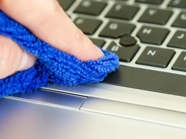 how to clean your laptop screen
