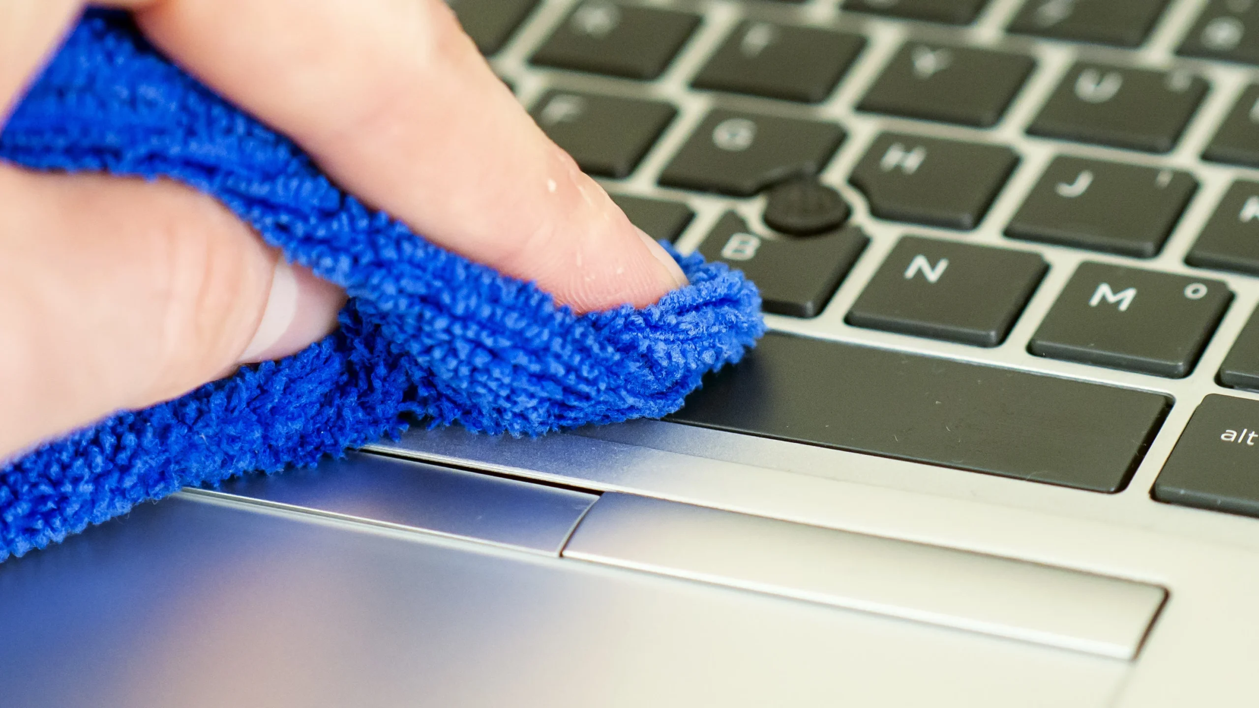 how to clean your laptop screen